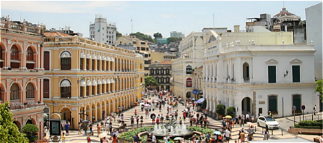 　　澳門為什么叫“Macau”？大三巴牌坊原來不是“牌坊”？這些有關(guān)澳門的小知識你知道嗎？跟隨歷史的線索，走進(jìn)澳門30平方公里的土地，從廟宇到教堂，從街頭到巷尾，穿梭在世界文化遺產(chǎn)“澳門歷史城區(qū)”，從一磚一瓦開始看見不一樣的澳門。