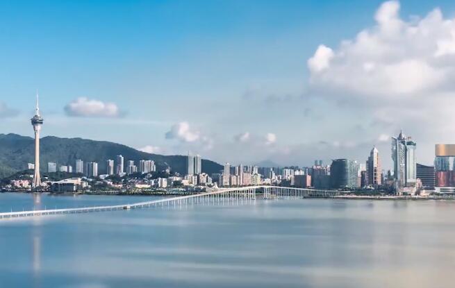 東西薈萃的社會文化，獨(dú)具魅力的旅游景點(diǎn)，享譽(yù)國際的全球美食……此外，澳門還是一個出色的世界旅游教育及培訓(xùn)中心，憑借著先進(jìn)的國際旅游培訓(xùn)課程、經(jīng)驗(yàn)豐富的旅游管理人才、世界罕有的旅游休閑培訓(xùn)環(huán)境，吸引著全球的旅游業(yè)界人士前來學(xué)習(xí)取經(jīng)。