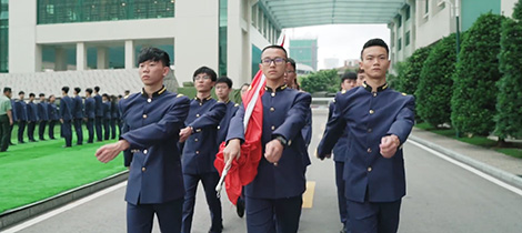 澳門金蓮花廣場上，五星紅旗在國歌聲中飄揚(yáng)；冼星海紀(jì)念館、葉挺將軍故居等“紅色足跡”遍布濠江；2020年，首個青少年愛國愛澳教育基地揭幕啟用，強(qiáng)化澳門青少年對國家和民族的認(rèn)同感及向心力，致力于以時代精神涵養(yǎng)青少年深厚的家國情懷……