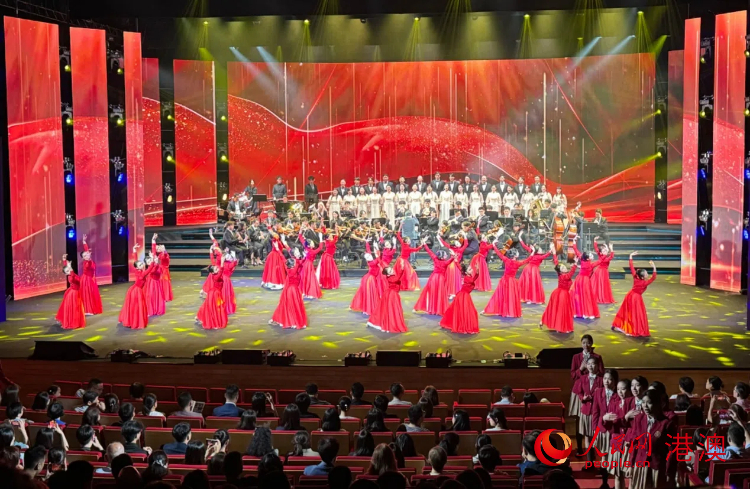 圖為開場歌舞表演《紅旗頌》。人民網(wǎng)記者 富子梅攝