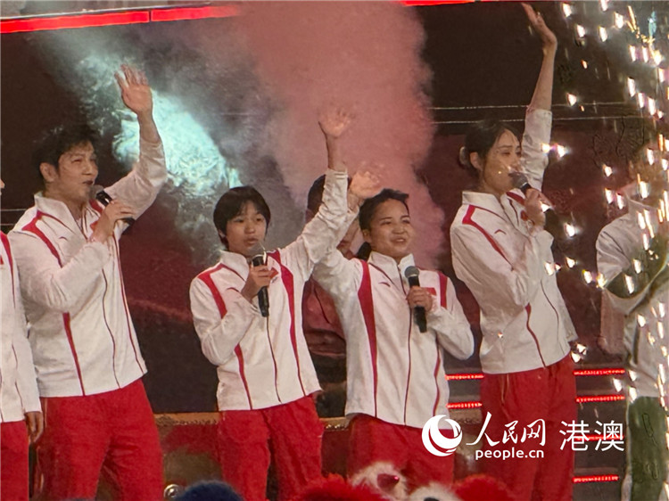 圖為巴黎奧運(yùn)會(huì)冠軍們登臺(tái)，燃爆全場(chǎng)。人民網(wǎng)記者 富子梅攝
