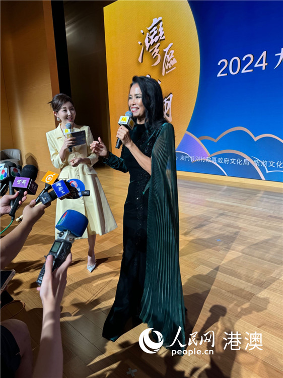 圖為歌手韋唯接受采訪表示，“雙慶”之際登臺(tái)獻(xiàn)演意義非凡。人民網(wǎng)記者 富子梅攝