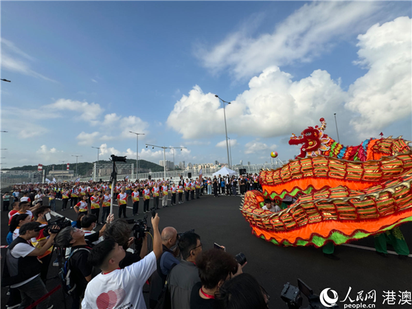 舞龍舞獅為“齊賀澳門大橋開通健步行”活動(dòng)拉開帷幕。人民網(wǎng)記者 富子梅攝
