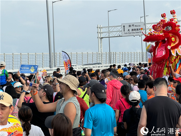 市民們開心地與大橋合影。人民網(wǎng)記者 富子梅攝