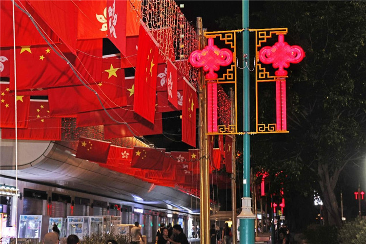 尖沙咀中國(guó)結(jié)燈飾與國(guó)旗區(qū)旗營(yíng)造出喜慶的節(jié)日氛圍。紫荊文化集團(tuán)供圖