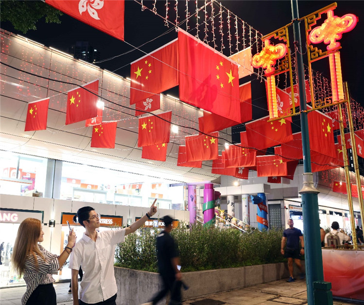 尖沙咀中國(guó)結(jié)燈飾吸引游客拍照。紫荊文化集團(tuán)供圖