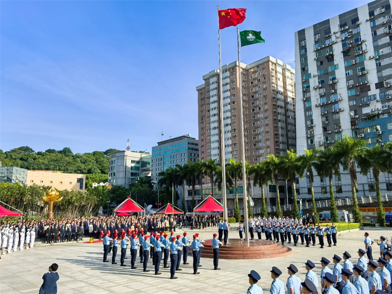 10月1日8時(shí)澳門特區(qū)隆重舉行升國(guó)旗儀式。（鄭嘉偉攝）