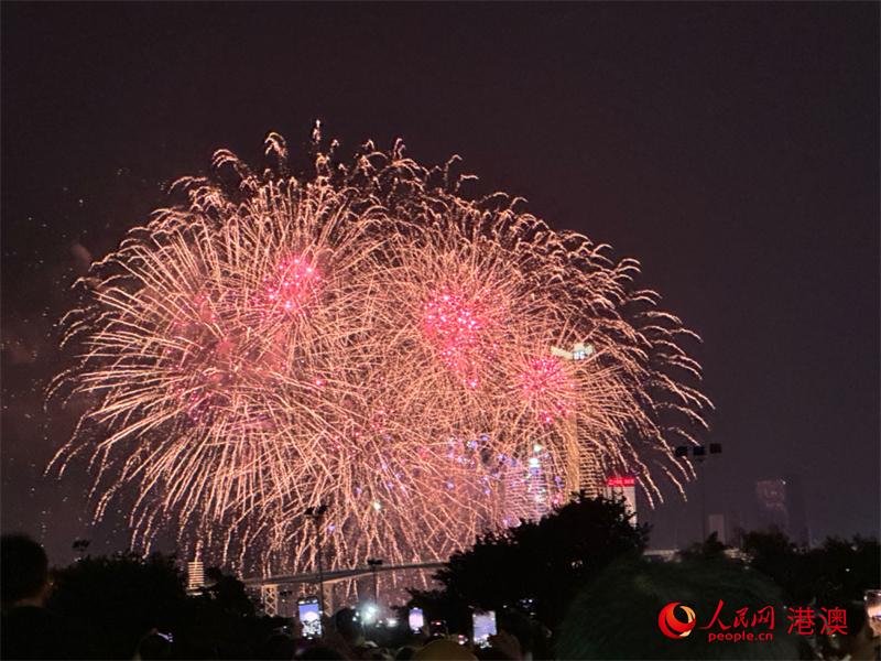 10月1日晚綻放澳門夜空的意大利煙花作品。（本報(bào)記者富子梅攝）