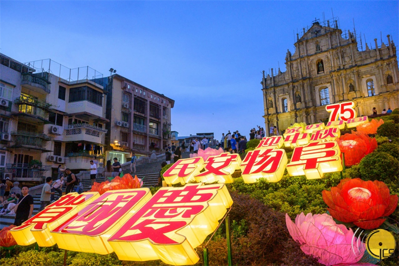 大三巴牌坊慶祝新中國成立75周年的大型燈飾增添喜慶氛圍。（澳門特區(qū)政府新聞局供圖）