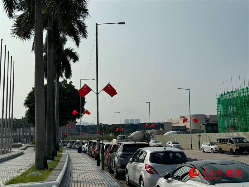 澳門特區(qū)立法會(huì)附近懸掛的國旗迎風(fēng)飄揚(yáng)。（本報(bào)記者富子梅攝）