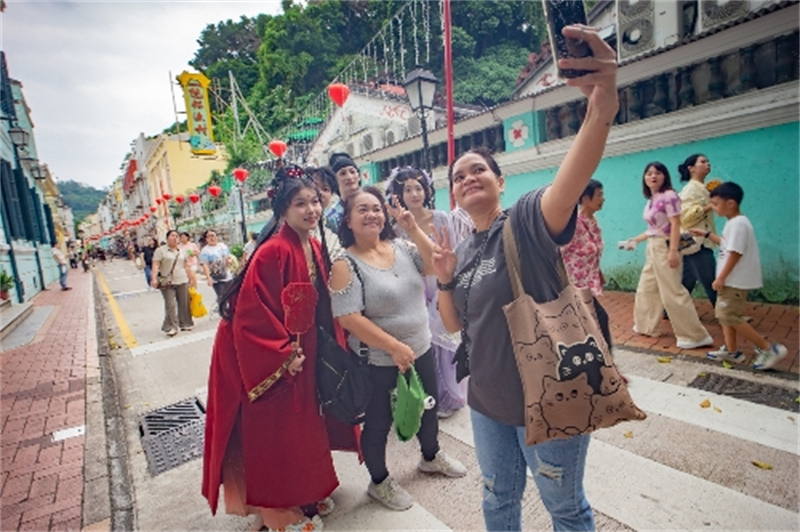 專區(qū)內(nèi)的行車道臨時(shí)改為步行街，方便旅客游覽打卡。（澳門特區(qū)政府跨部門工作小組供圖）