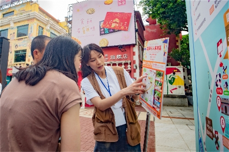 工作人員為游客提供幫助。（澳門特區(qū)政府跨部門工作小組供圖）