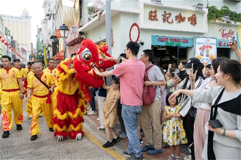臨時(shí)行人專區(qū)周邊表演吸引大批旅客觀賞。（澳門特區(qū)政府跨部門工作小組供圖）