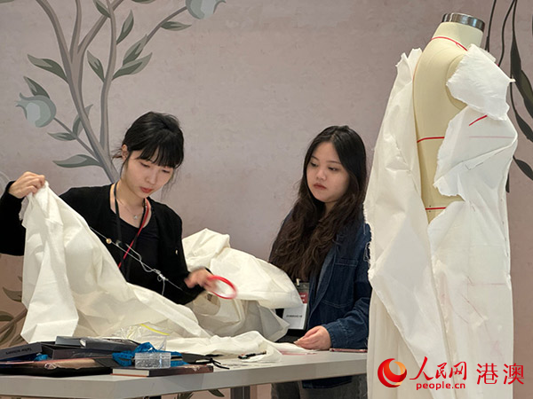 圖為參與工作坊的澳門青年認真實踐。人民網(wǎng)記者 富子梅攝