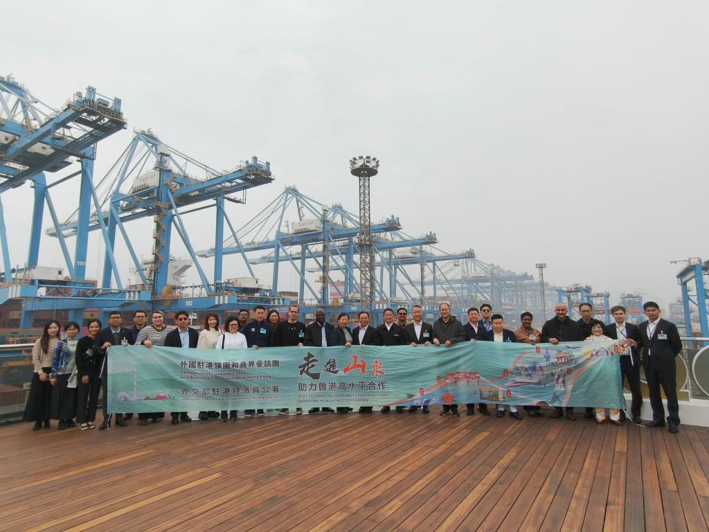 10月27日，外國駐港領團和商界參訪團在青島港合影。新華社記者 陸蕓 攝