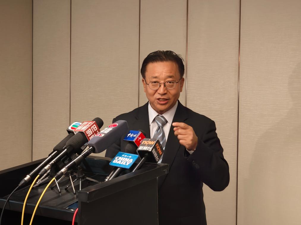 10月27日，外交部駐港公署特派員崔建春在青島市接受媒體采訪。新華社記者 陸蕓 攝