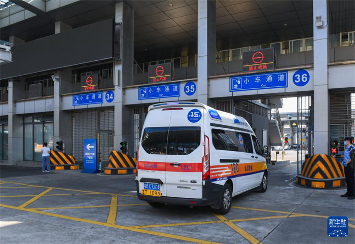 10月31日，救護(hù)車從深圳灣口岸出境。新華社記者 毛思倩 攝