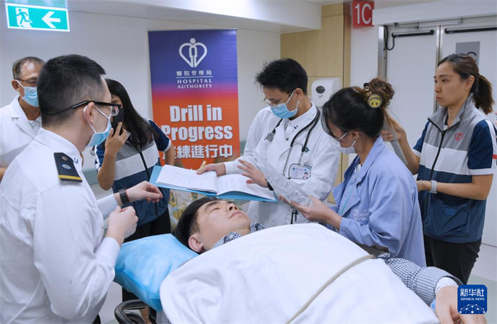 10月31日，在香港屯門醫(yī)院，工作人員接治“患者”。新華社記者 陳鐸 攝