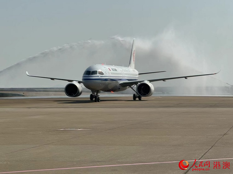 C919大型客機(jī)首次到訪澳門，緩緩滑行通過象征民航界最高禮遇的“水門”。人民網(wǎng)記者 富子梅攝
