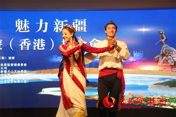 圖5.“葡萄熟了”“麥西來甫”等新疆舞蹈上演，生動(dòng)展現(xiàn)新疆魅力。人民網(wǎng) 陳曉琳 攝