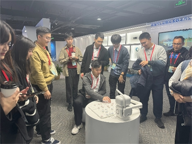 圖為交流團與AI機器人比拼象棋。（澳門特區(qū)教育及青年發(fā)展局供圖）
