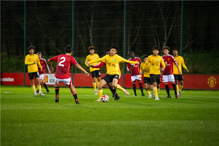 湖北U15隊(duì)與曼聯(lián)U16 青年隊(duì)進(jìn)行友誼賽。（香港賽馬會(huì)供圖）