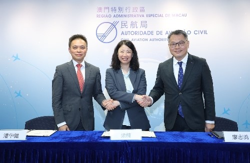 圖為梁楠、潘華健、廖志勇簽署文本。澳門特區(qū)民航局供圖