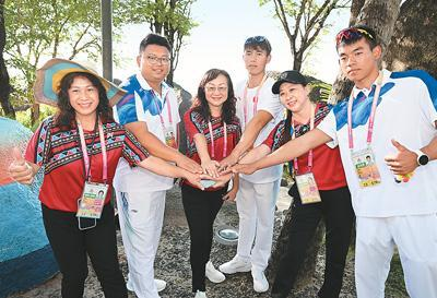 圖為臺灣少數(shù)民族代表團和云南代表團成員在活動現(xiàn)場合影。 　　新華社記者 周 牧攝