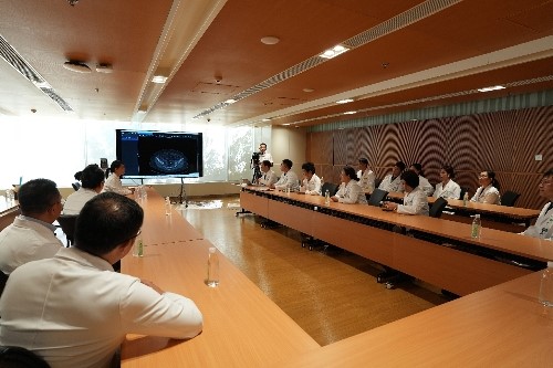 澳門協(xié)和醫(yī)院專家團(tuán)隊(duì)討論影像檢查情況。澳門協(xié)和醫(yī)院供圖