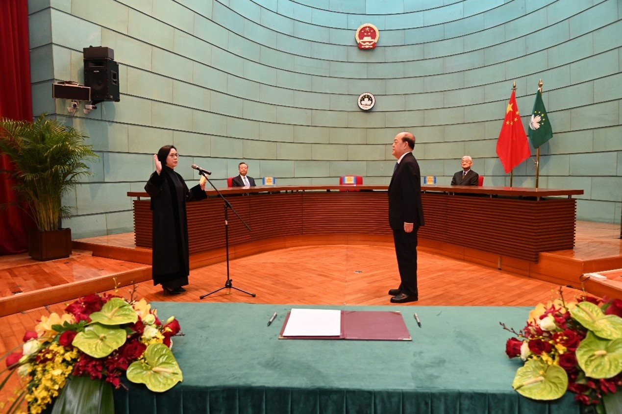 澳門特區(qū)終審法院院長宋敏莉（左）在行政長官監(jiān)誓下宣誓就職。終審法院院長辦公室供圖