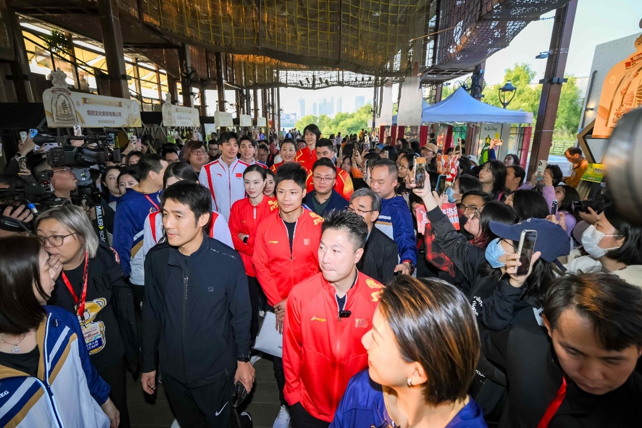 圖為運動員們受邀到訪荔枝碗船廠片區(qū)。主辦方供圖