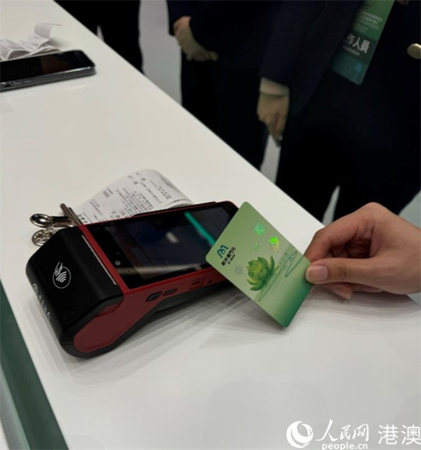 圖為現(xiàn)場演示數(shù)字澳門元支付即到賬的便捷性。人民網(wǎng)記者 富子梅攝
