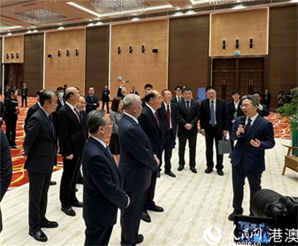 圖為與會嘉主要賓聽取數(shù)字澳門元的研發(fā)歷程介紹。人民網(wǎng)記者 富子梅攝