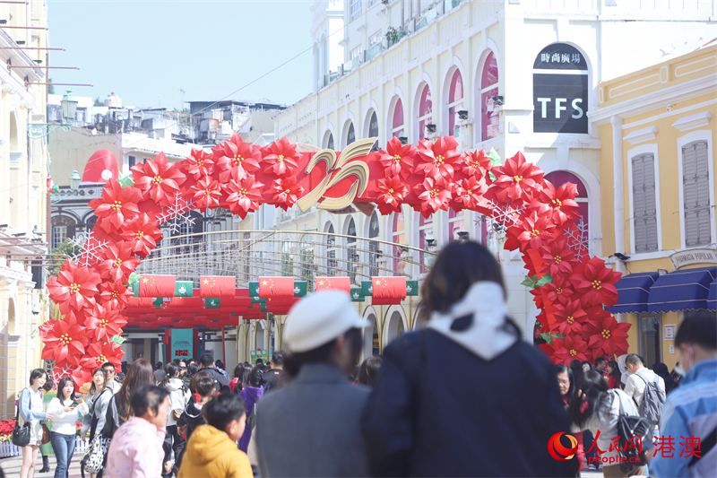 澳門特區(qū)大街小巷披紅掛彩，洋溢喜慶氣氛。（人民網(wǎng) 吳宇揚揚 攝）