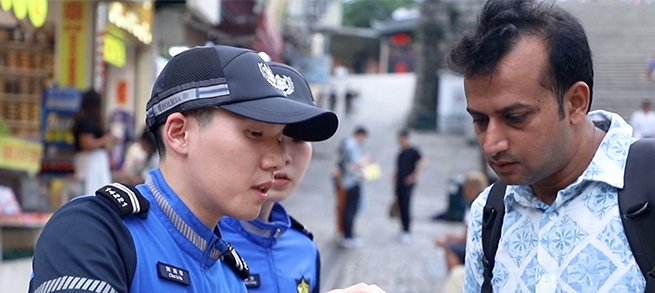 回歸祖國以來，澳門社會治安穩(wěn)定良好，居民生活水平顯著提升，各行各業(yè)欣欣向榮。美好家園的背后，澳門警察肩負(fù)起維護(hù)城市安全與秩序的使命。