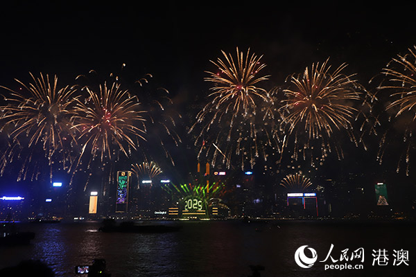 跨年夜，香港維多利亞港舉辦大型跨年倒數(shù)煙花匯演。人民網(wǎng) 嚴(yán)小晶攝