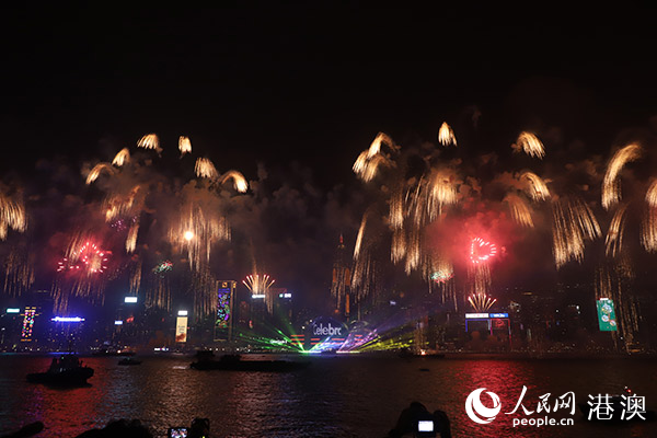 一朵朵煙花升騰而起，絢麗色彩點亮夜空。人民網(wǎng) 嚴(yán)小晶攝
