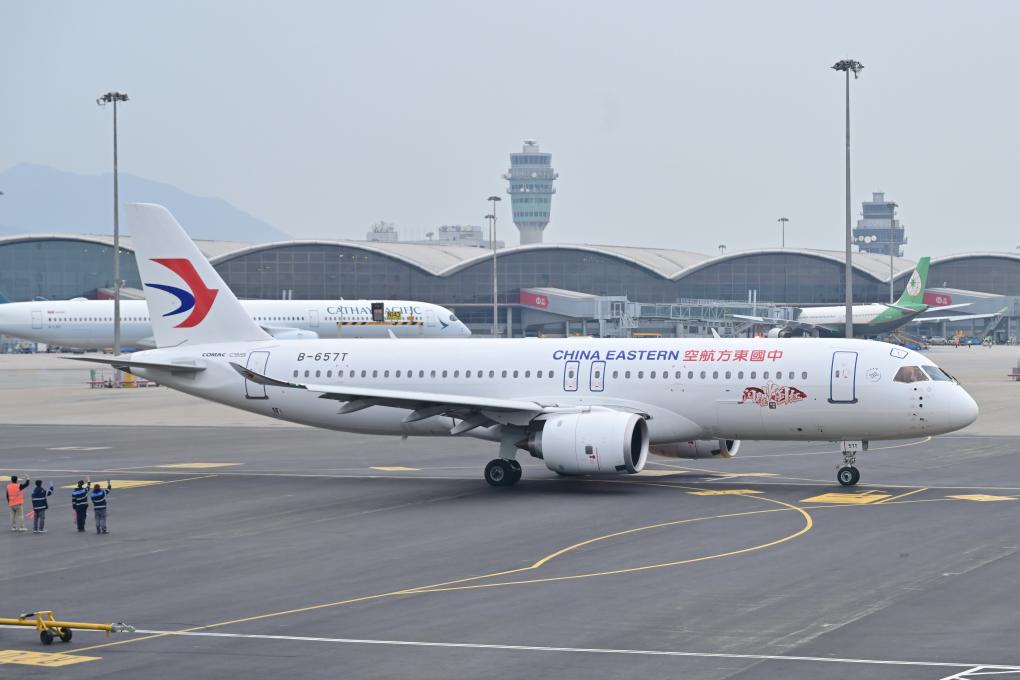 2025年1月1日，東航C919客機(jī)準(zhǔn)備從香港國際機(jī)場(chǎng)起飛。新華社記者 朱煒 攝