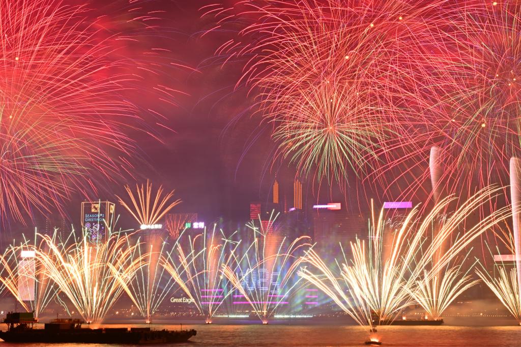 2025年1月1日凌晨，煙花在香港維多利亞港上空綻放，迎接2025年的到來。新華社記者 朱煒 攝
