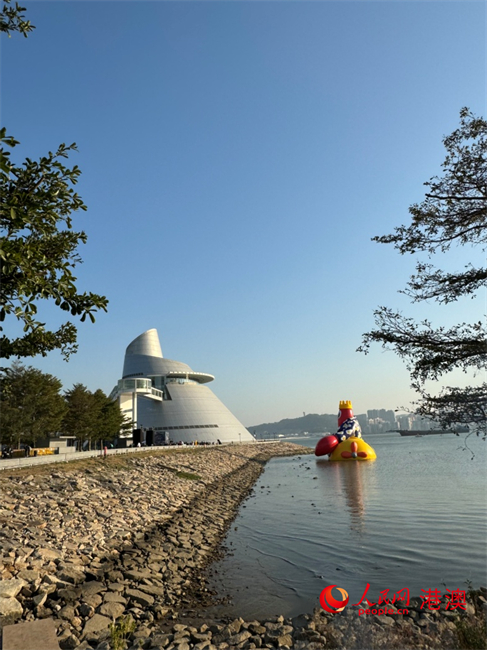 “龍蝦先生”讓觀眾聚焦澳門海岸線，欣賞海濱城市的獨(dú)特美景。（本報(bào)記者富子梅攝）
