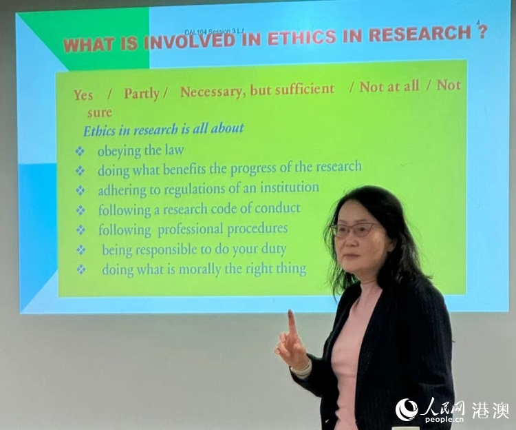 金立賢講座教授為澳門城市大學(xué)應(yīng)用語言學(xué)博士一年級同學(xué)上課。人民網(wǎng)記者 富子梅攝