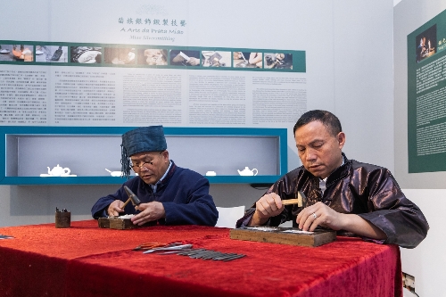 圖為展覽現(xiàn)場展示制作工藝。澳門特區(qū)文化局供圖