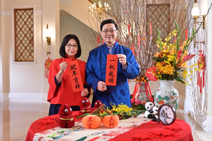 李家超28日發(fā)表農(nóng)歷新年賀辭，與太太一同祝愿香港市民蛇年身體健康，如意吉祥。香港特區(qū)政府新聞處供圖