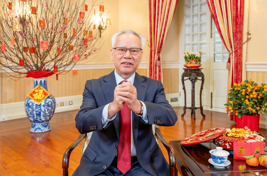 圖為澳門特區(qū)行政長官岑浩輝向全體澳門市民和一直以來關(guān)心支持澳門發(fā)展的各位朋友們致以新春祝福。澳門特區(qū)政府新聞局供圖