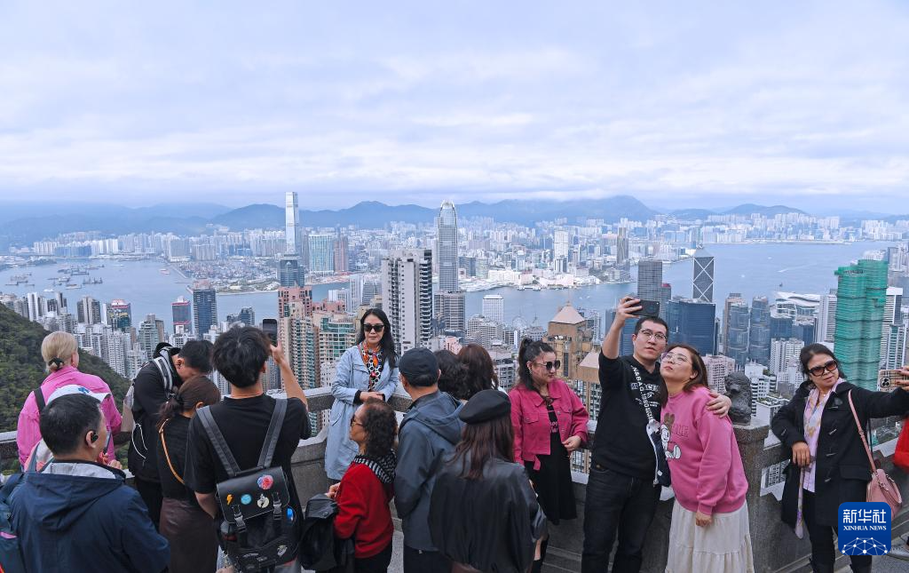 2月1日，游客在香港太平山頂游覽。新華社記者 陳鐸 攝