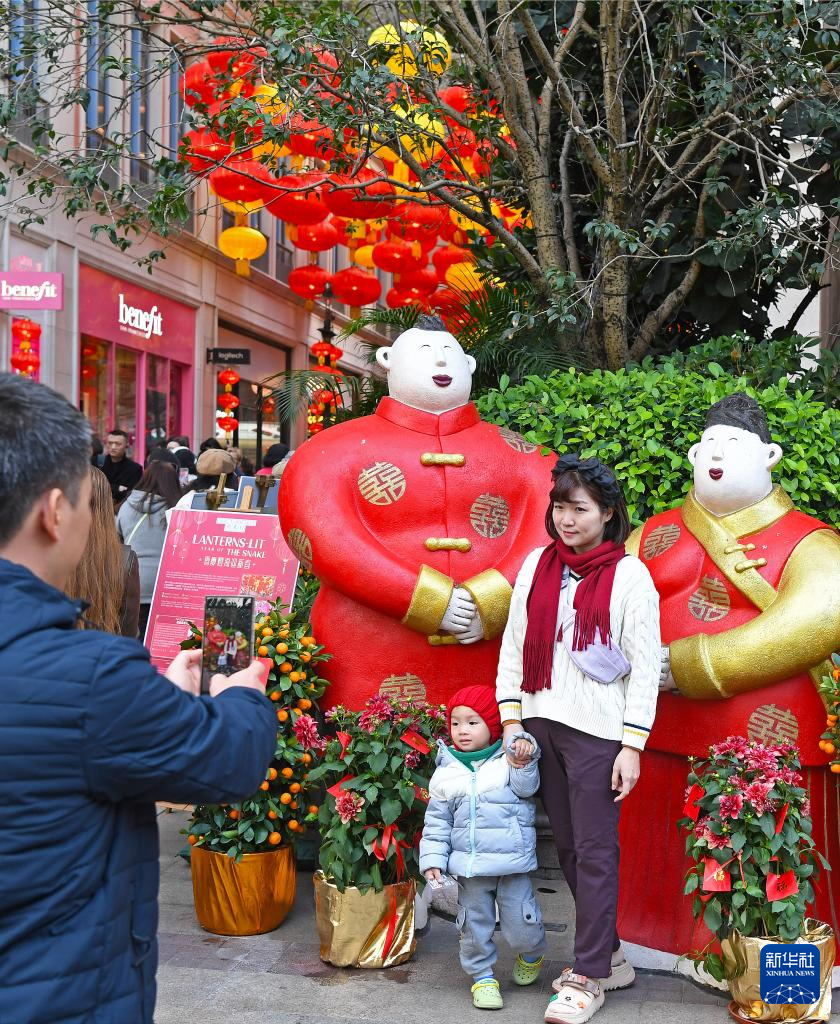 1月29日，人們在香港街頭合影留念。新華社記者 陳鐸 攝