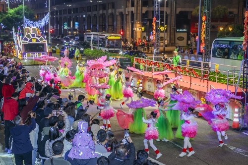 花車巡游吸引眾多游人觀賞拍照。澳門特區(qū)政府旅游局供圖