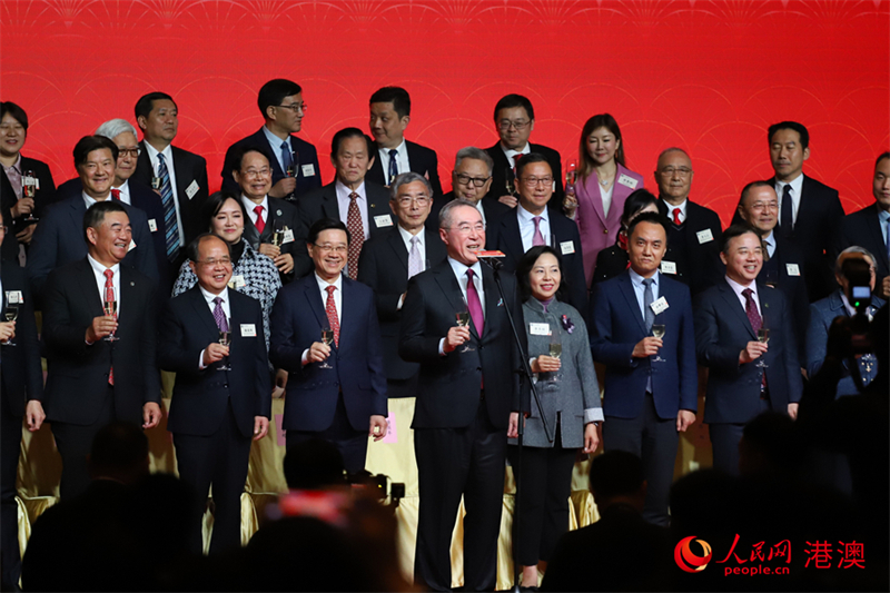 香港江蘇社團總會創(chuàng)會會長唐英年致祝酒辭。（人民網(wǎng) 吳宇揚揚 攝）
