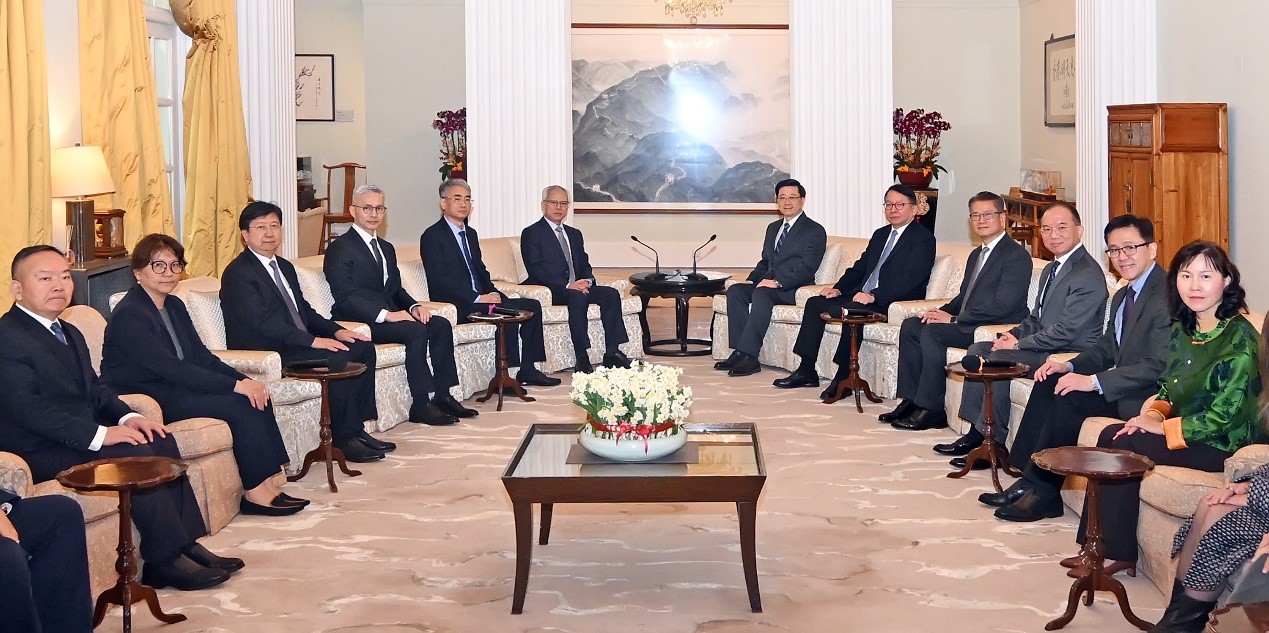 圖為澳門特區(qū)行政長官岑浩輝與香港特區(qū)行政長官李家超會面。 澳門特區(qū)新聞局供圖