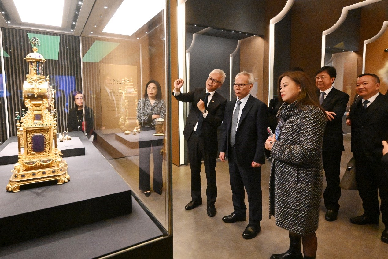 圖為岑浩輝考察香港故宮文化博物館，并參觀專題展覽。 澳門特區(qū)新聞局供圖